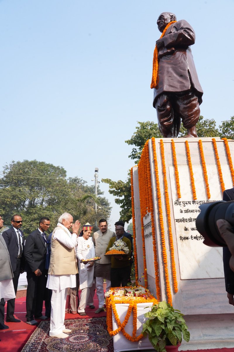 माननीय राज्यपाल श्री आरिफ मोहम्मद खां ने लौहपुरूष सरदार वल्लभ भाई पटेल की पुण्य तिथि के अवसर पर पटना में आयोजित राजकीय समारोह में उनकी प्रतिमा पर माल्यार्पण कर उन्हें नमन किया तथा भावभीनी श्रद्धांजलि अर्पित की।