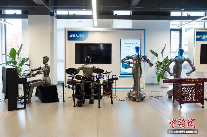 With members skilled in piano, drums, yangqin, and electronic wind instrument, a robot band named "Hexuan" from east China's Hangzhou City has surged in popularity, performing more than 30 shows in just over two months since its debut in August.