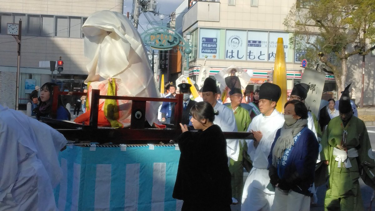 kazehata's tweet photo. 奈良東向郵便局前で待機していた、春日若宮おん祭の大宿所詣の行列。近鉄奈良駅前から小西通りに進んで行きました。 https://t.co/g83Tl7jcmo