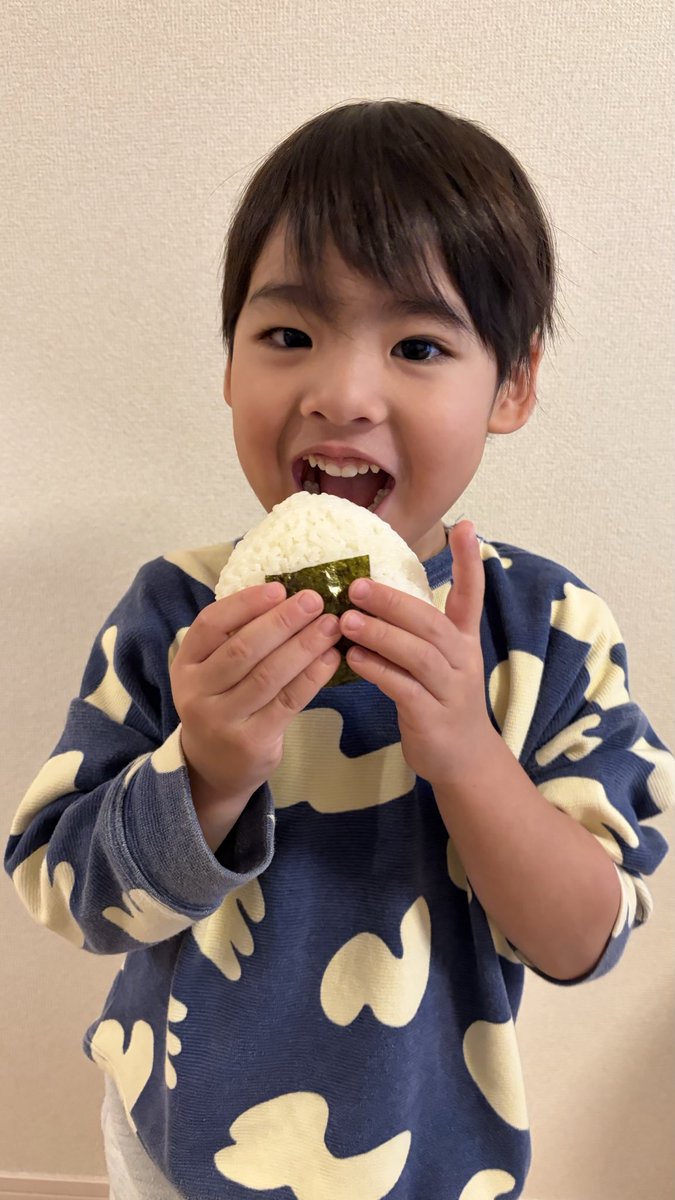 こんにちは👦🏻📛 今日は休みで、予定はないんだけど…好きな物を食べて