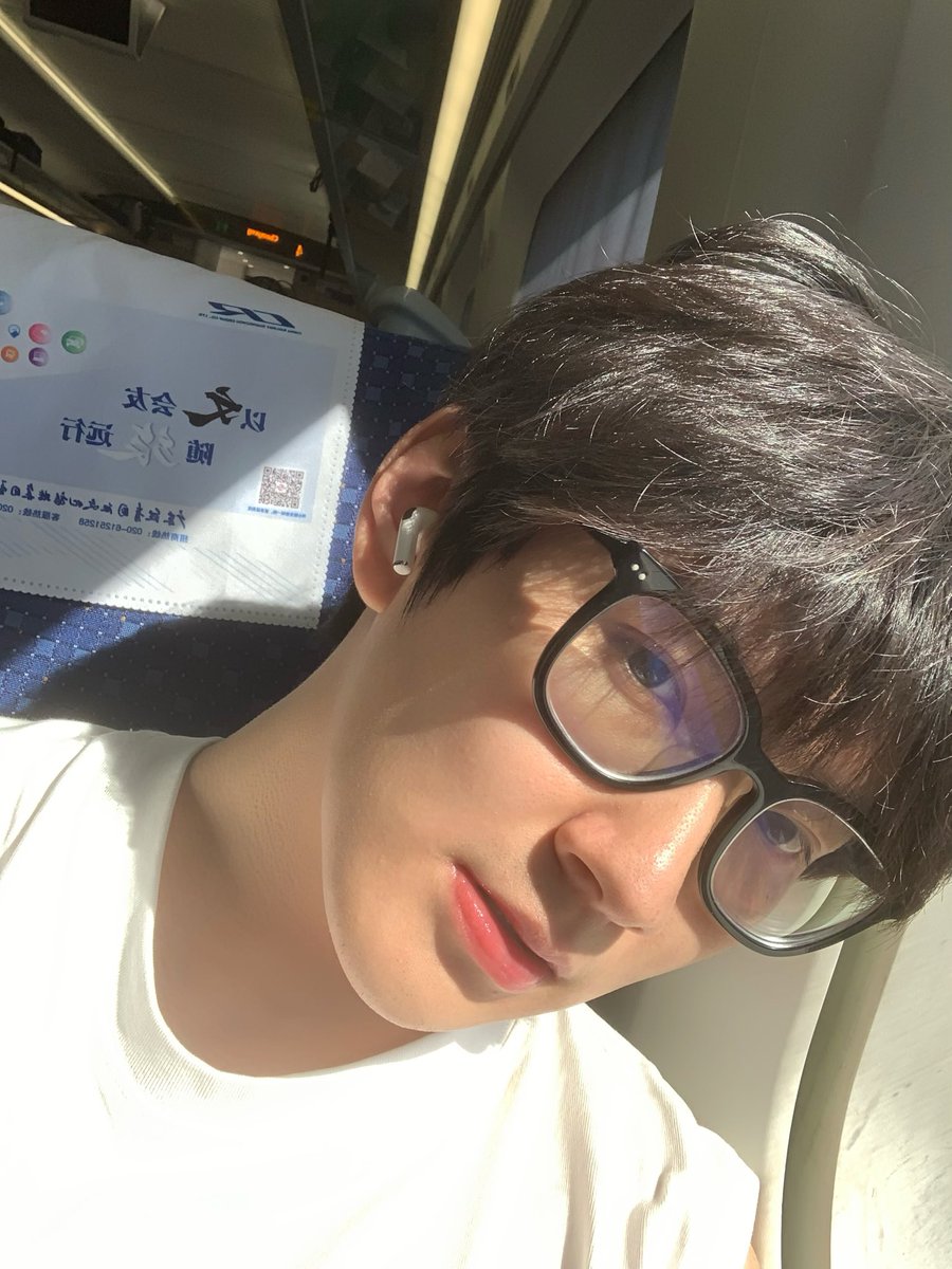 有些人叫我多发戴眼镜照片🤓 其实最近发的很多都是旧照来着，我可能会重新发之前发过，不过你们应该没有看过，因为之前没有人在意🥹