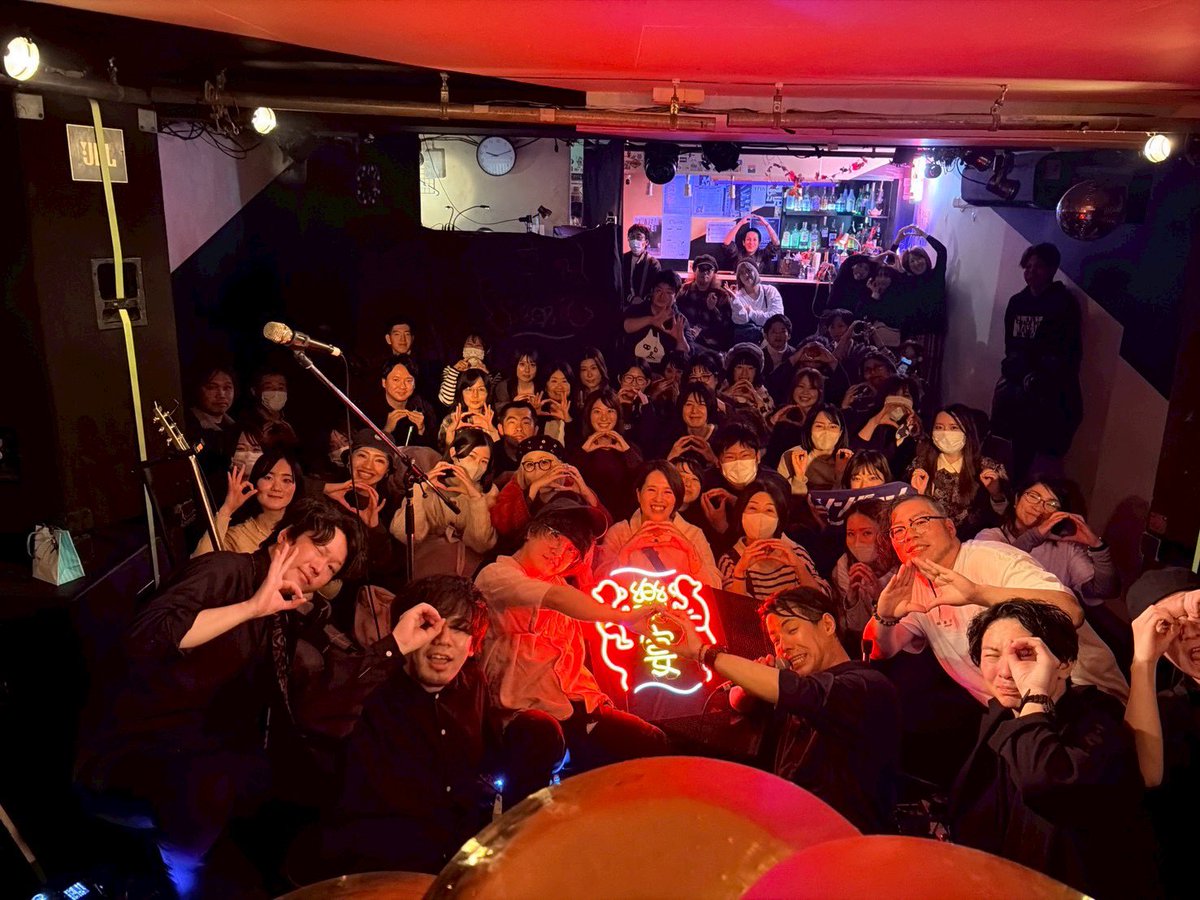 about a ROOMとシンガロンパレードのツーマンライブにお越しくださり本当にありがとうございました！この1ヶ月くらい、めっちゃ大変だったけど、大変だったからこそ、終わった後に頑張って良かったと思えた！人がたくさんいて、ないた！またこんな日が作りたいです。生活の一部になりてえ！はっぴー！