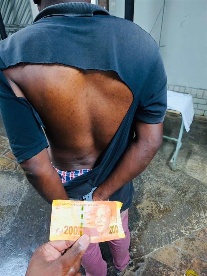 dailysunsa's tweet photo. 🚨 YOU FILL UP, HE CLEANS OUT YOUR ACCOUNT: Trusted petrol attendant's SICK scam exposed 😱 What they found in his pocket will make you NEVER trust a fuel station again ⛽💳 #PetrolScam #CardFraud #HawksArrest https://t.co/0abdXDZyLy https://t.co/wdNSqZ4wzS