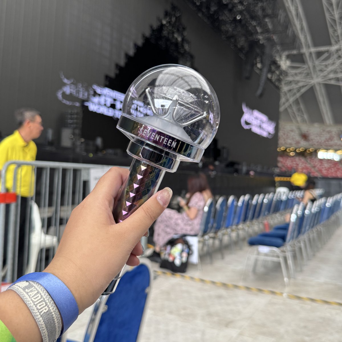 KaNom_ziiz's tweet photo. ปล่อยเช่า แท่งไฟ/กะรัตบง

📍เวอร์3 : 350 ฿ (มัดจำ 200) 
- มี 2 อัน
- ได้ทั้ง 14 และ 15
สนใจเดมได้เลยค่ะ

 #NEW_BANGKOK #SVT_WORLDTOUR #SVT_TOUR_NEW_ #ตลาดนัดสวนแครอท #ตลาดนัดseventeen https://t.co/9S3tqROXu9