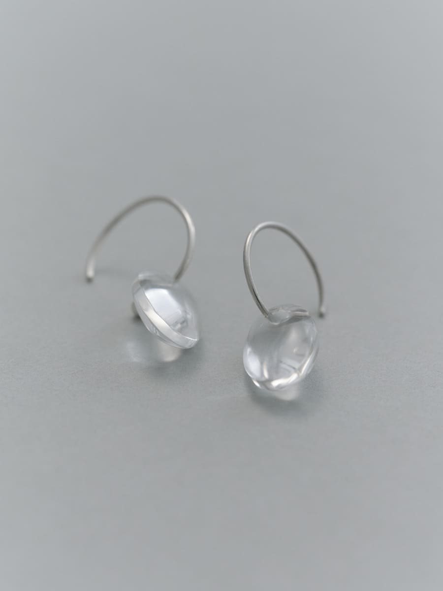 水晶のオーバルピアス・イヤリング（slim）

前回発表した大ぶりの卵形タイプに比べ、
今回は日常にすっと馴染む、軽やかなサイズ感で仕上げました。透明感のある水晶が、さりげなく顔まわりを照らします。

▶︎特設サイト
1101.com/store/sirisiri…
