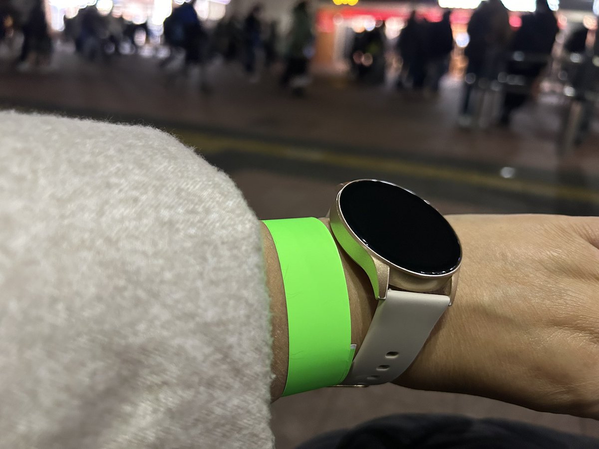 昼夜、楽しかった〜
ジュノの素敵な姿にキュンと
したり、私も頑張ろって思ったり。。
あーほんとジュノに出会えて幸せ❣️
初めて目の前でみるジュノは
笑顔が素敵で顔ちっちゃかった✨
思い出のリストバンドをはずしたく
なくて笑
しばらくつけたままでいいかな😜