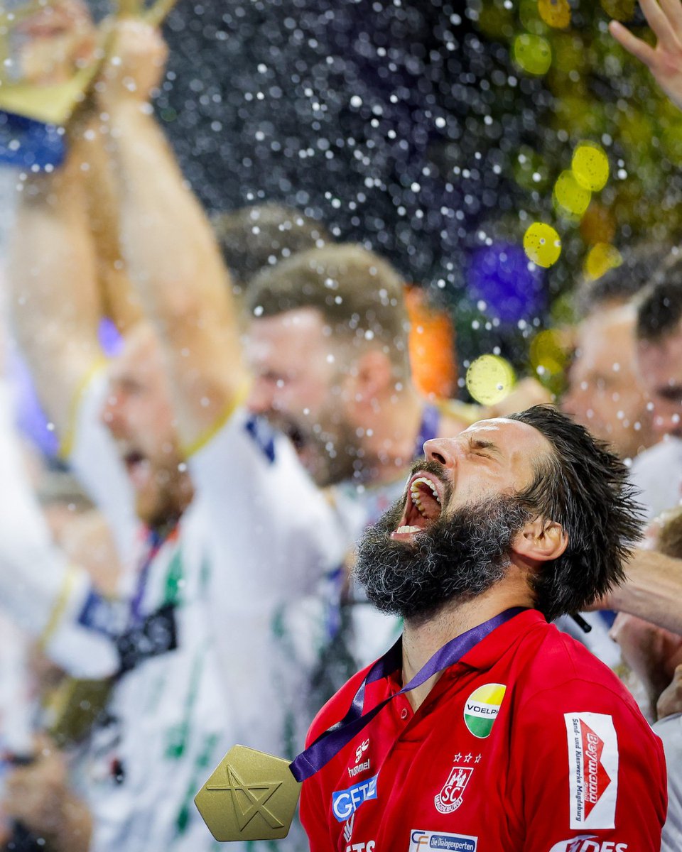 SCMagdeburg's tweet photo. 🎉 10 Jahre Benno – 10 Jahre Leidenschaft 🎉
Heute feiern wir ein Jahrzehnt mit unserem Trainer Bennet Wiegert an der Seitenlinie 🧠🔥
Wie kaum ein anderer hat er den Verein geprägt: als Magdeburger Eigengewächs, als Leader, als Herz und Seele des SCM 💚❤ https://t.co/Sp2rccMMqN