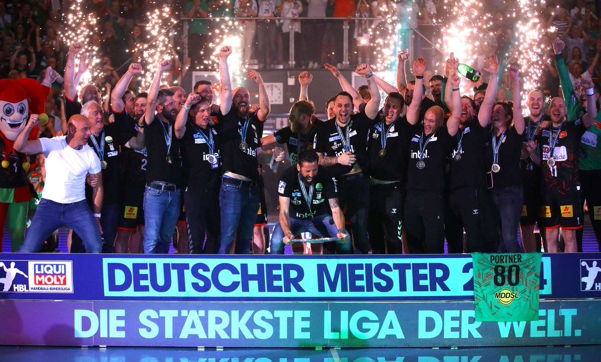 🎉 10 Jahre Benno – 10 Jahre Leidenschaft 🎉Heute feiern wir ein Jahrzehnt mit unserem Trainer Bennet Wiegert an der Seitenlinie 🧠🔥 Wie kaum ein anderer hat er den Verein geprägt: als Magdeburger Eigengewächs, als Leader, als Herz und Seele des SCM 💚❤