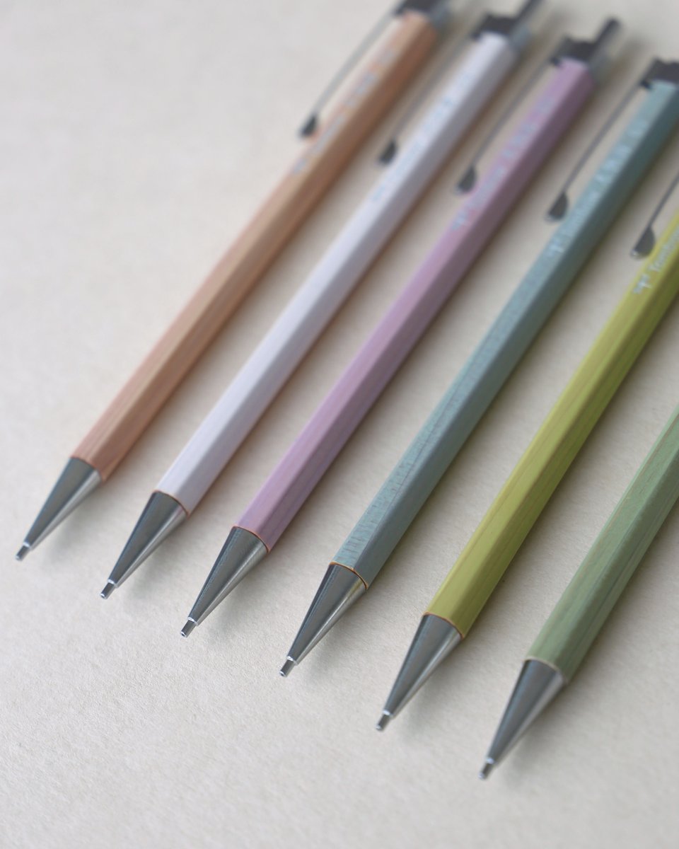 tombowpencil's tweet image. シャープペンシル「木物語」

天然木ならではの木目や質感を大切にした、1本1本ことなる木肌を楽しめるシャープペンシル✍
木肌の感触と木目の美しさを活かした6色のクリアカラー塗装仕上げ！
暮らしに寄り添うシンプルなデザインです✨

tombow.com/products/kimon…

#トンボ新商品