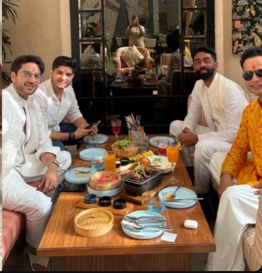 Tanisha_41's tweet image. The trio ❤️🧿

Can't wait for the Goa chronicles that they had talked about.

#GauravKhanna𓃵. #PranitMore. #Krish #MridulTiwari #GauravKhanna