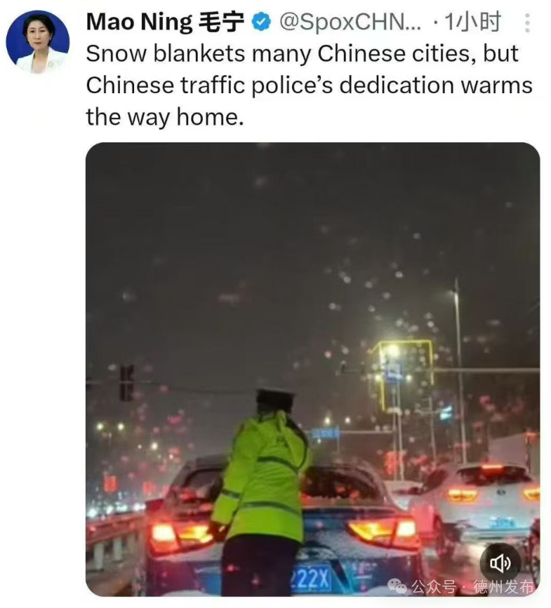 Maugham123's tweet photo. Snow blankets many Chinese cities,but Chinese traffic police's dedication warms the way home. https://t.co/3NL8rTxYez
