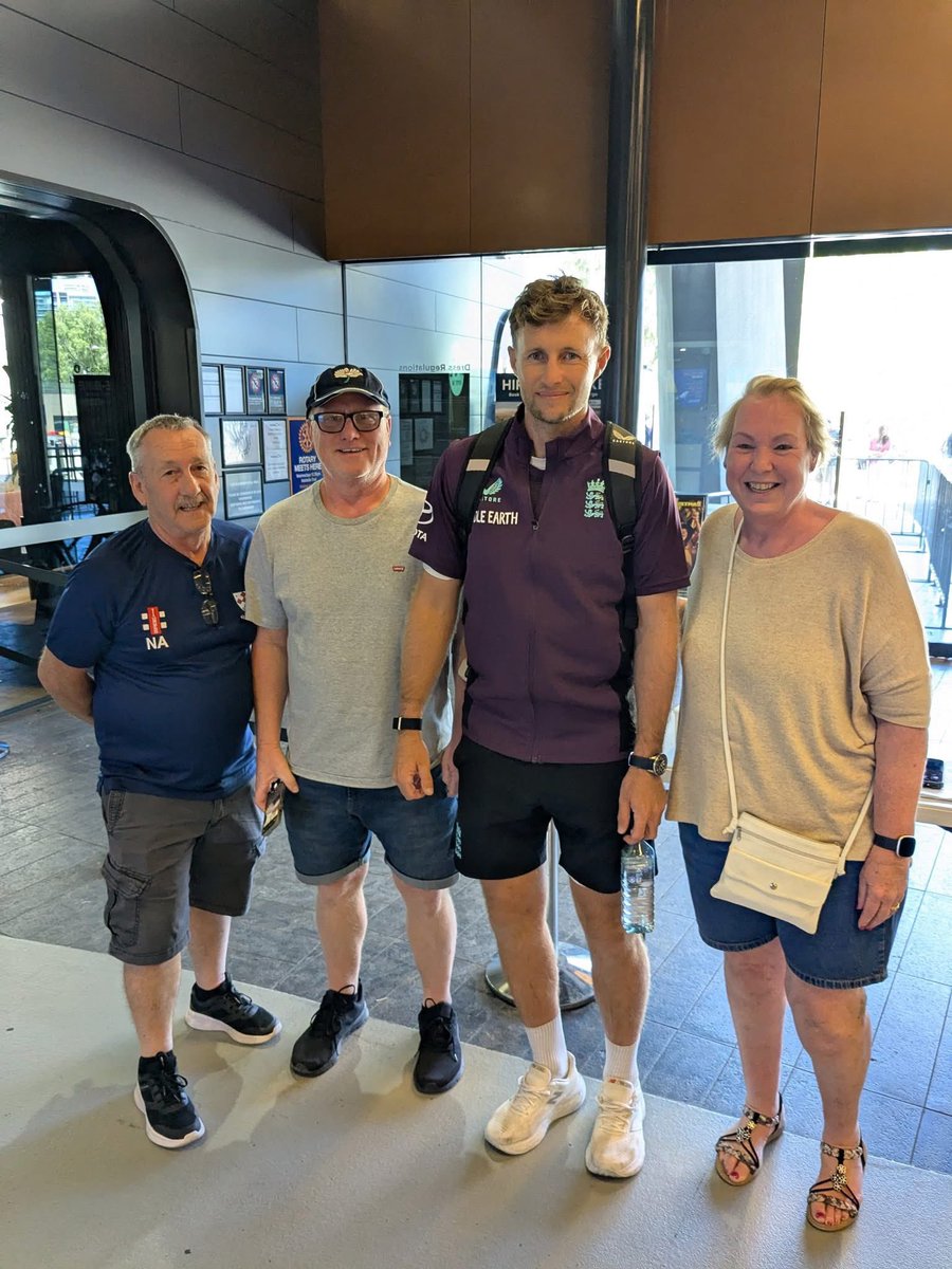 When Mr Cricket met Joe Root.   ❤️❤️❤️