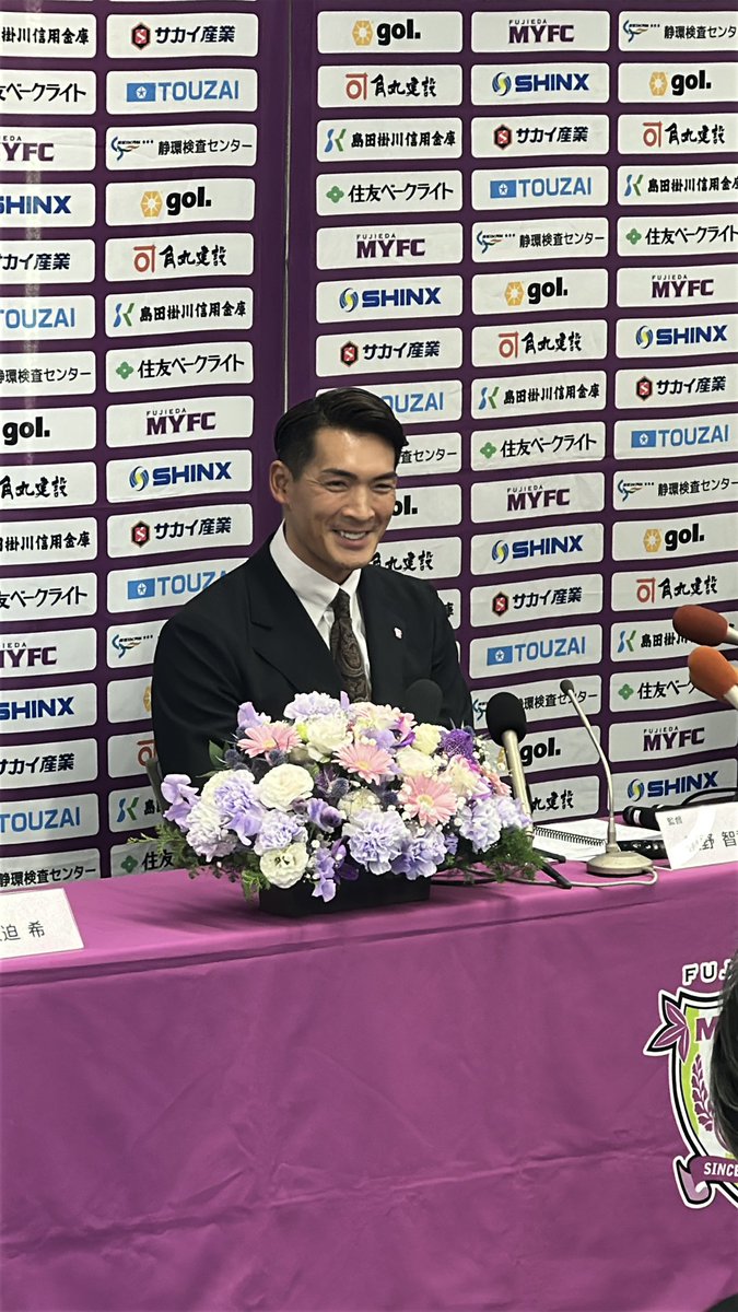 UDNSPORTS's tweet photo. 𝐌𝐚𝐤𝐢𝐧𝐨 𝐬𝐭𝐚𝐫𝐭𝐬 𝐧𝐨𝐰🟣

#藤枝MYFC のホームスタジアムにて
#槙野智章 新監督の就任記者会見とフォトセッションが行われました📸

雲一つ無い晴天の中
多くのメディアの皆様がご来場
ミスターへの期待の大きさを感じます‼︎

#fujieda #myfc
#manager #UBAU #Mirageo
#udnsports #jleage https://t.co/0DbuBVotHa