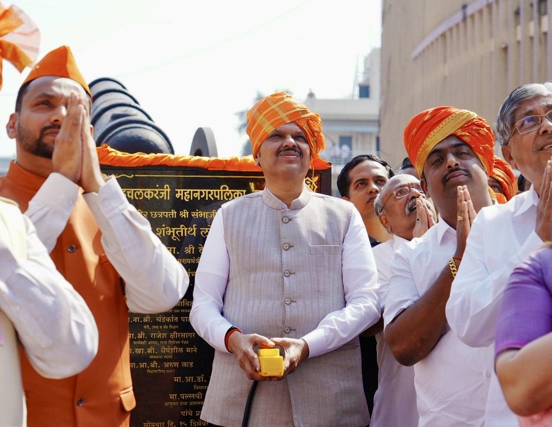 CMOMaharashtra's tweet image. पाहुनी शौर्य तुझपुढे,
मृत्यूही नतमस्तक झाला,
स्वराज्याच्या मातीसाठी,
माझा शंभू अमर झाला,
धर्मवीर छत्रपती संभाजी महाराज यांना विनम्र अभिवादन!

🚩 मुख्यमंत्री देवेंद्र फडणवीस यांनी श्री शंभुतीर्थ चौक, इचलकरंजी येथील स्वराज्यरक्षक, धर्मवीर छत्रपती संभाजी महाराज यांच्या पुर्णाकृती…