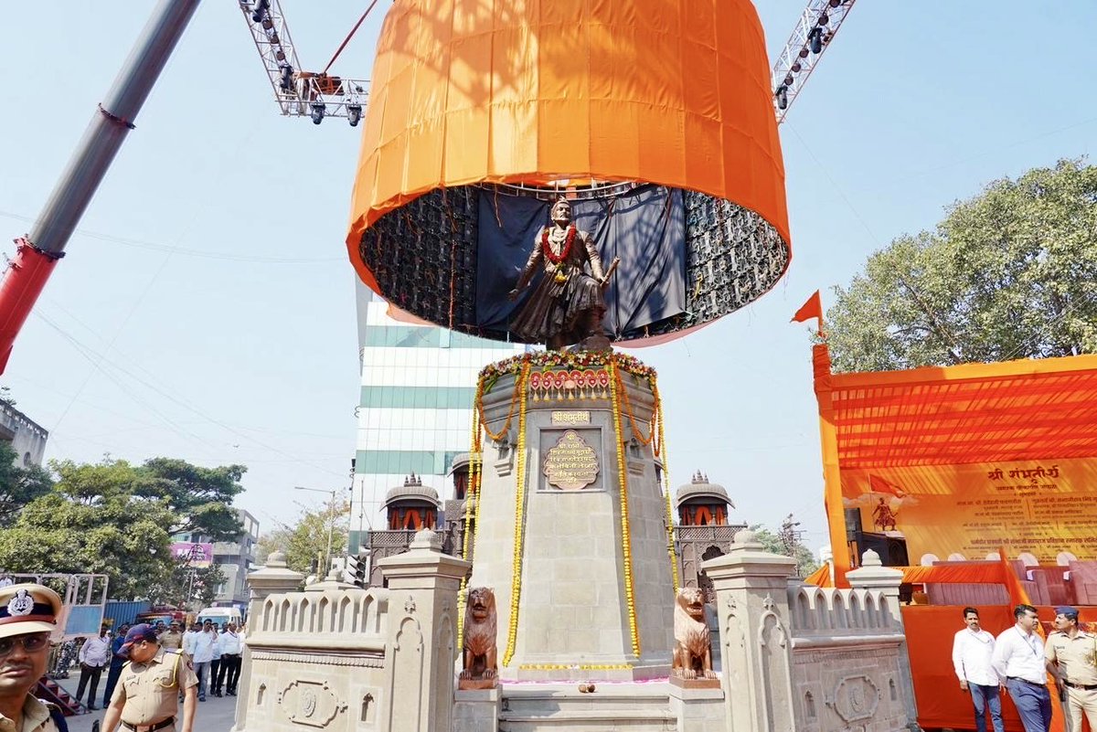 CMOMaharashtra's tweet image. पाहुनी शौर्य तुझपुढे,
मृत्यूही नतमस्तक झाला,
स्वराज्याच्या मातीसाठी,
माझा शंभू अमर झाला,
धर्मवीर छत्रपती संभाजी महाराज यांना विनम्र अभिवादन!

🚩 मुख्यमंत्री देवेंद्र फडणवीस यांनी श्री शंभुतीर्थ चौक, इचलकरंजी येथील स्वराज्यरक्षक, धर्मवीर छत्रपती संभाजी महाराज यांच्या पुर्णाकृती…