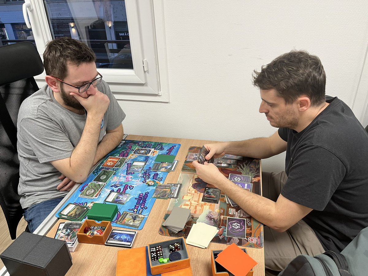 Coucou Klaze j'espère que tu m'en veux pas 😜 

Petit #riftbound des familles hier à Lyon on continue de tryhard le yi 

<a href="/playriftbound/">Riftbound</a>