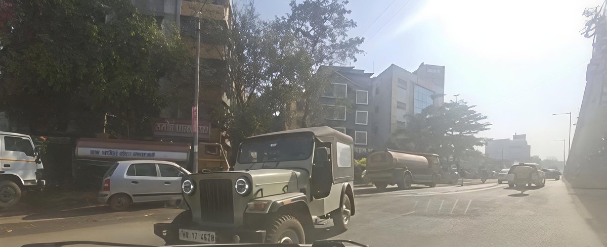 JagsTan's tweet photo. @PuneCityTraffic Jeep with registration # HR 17 4628 came from the wrong side recklessly endangering the safety of others at Wadgaon Bridge underpass on 15th of December 2025 at around 10:20 AM IST https://t.co/fstHXbpg3y