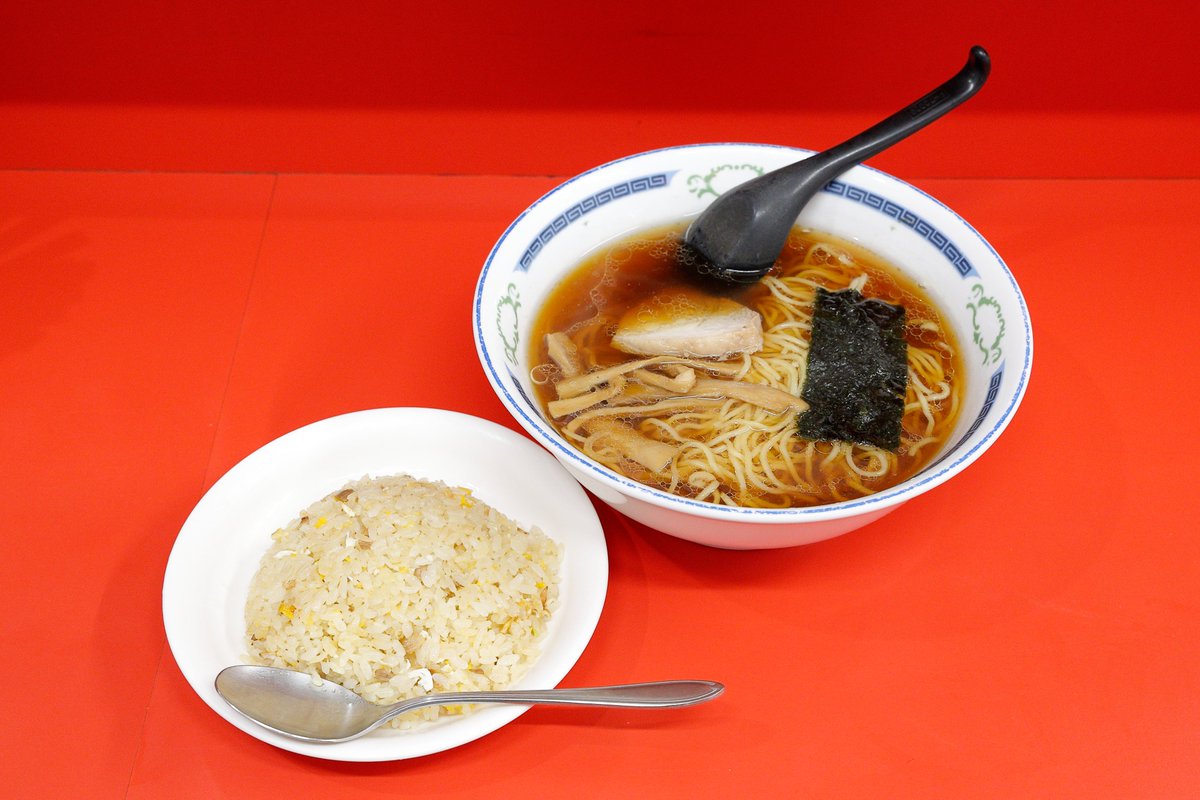 せっかくなのでカラーでもどうぞ！
・１枚目……「成光」さんの半チャンラーメン
・２枚目……「伊峡」さんの半チャンラーメン
です！（イ）