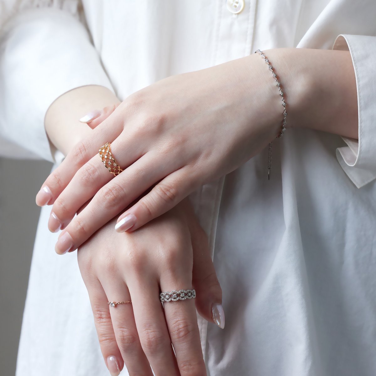 スタッフスタイリング】 手元を華やかに彩る手元ジュエリー