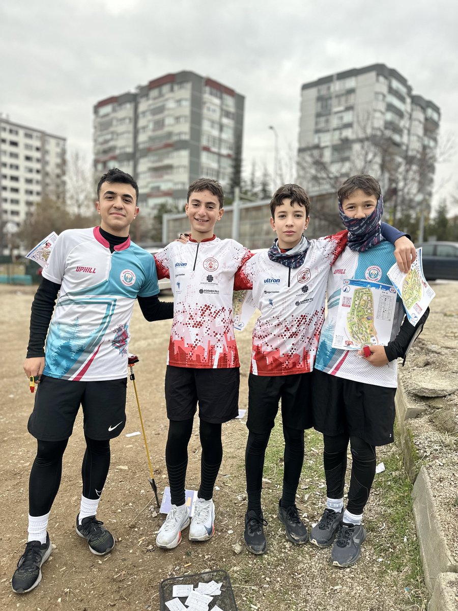 Baskenthedefsk's tweet photo. 12/16 yaş grubu arasındaki sporcularımız ,güçlü adımlarla sahada⭐️
Başlarında da onları hem anlayan hem geliştiren bir antrenör!
Disiplin, emek ve bağ kurmanın en güzel hali bu karede✨
Gelecek bu ekipten sorulur! 💫💪
#oryantiring #baskenthedef #runforapurpose https://t.co/ut2VvosduW