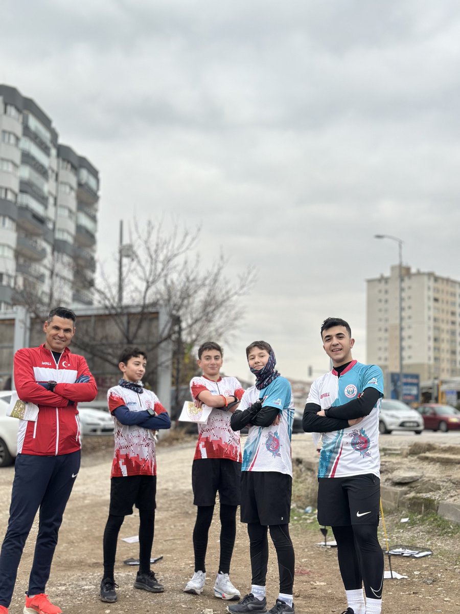 Baskenthedefsk's tweet photo. 12/16 yaş grubu arasındaki sporcularımız ,güçlü adımlarla sahada⭐️
Başlarında da onları hem anlayan hem geliştiren bir antrenör!
Disiplin, emek ve bağ kurmanın en güzel hali bu karede✨
Gelecek bu ekipten sorulur! 💫💪
#oryantiring #baskenthedef #runforapurpose https://t.co/ut2VvosduW