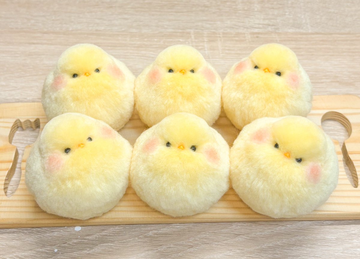 1枚目→2021年のひよこ 2枚目→2022年のひよこ 3枚目→2025年のひよこ