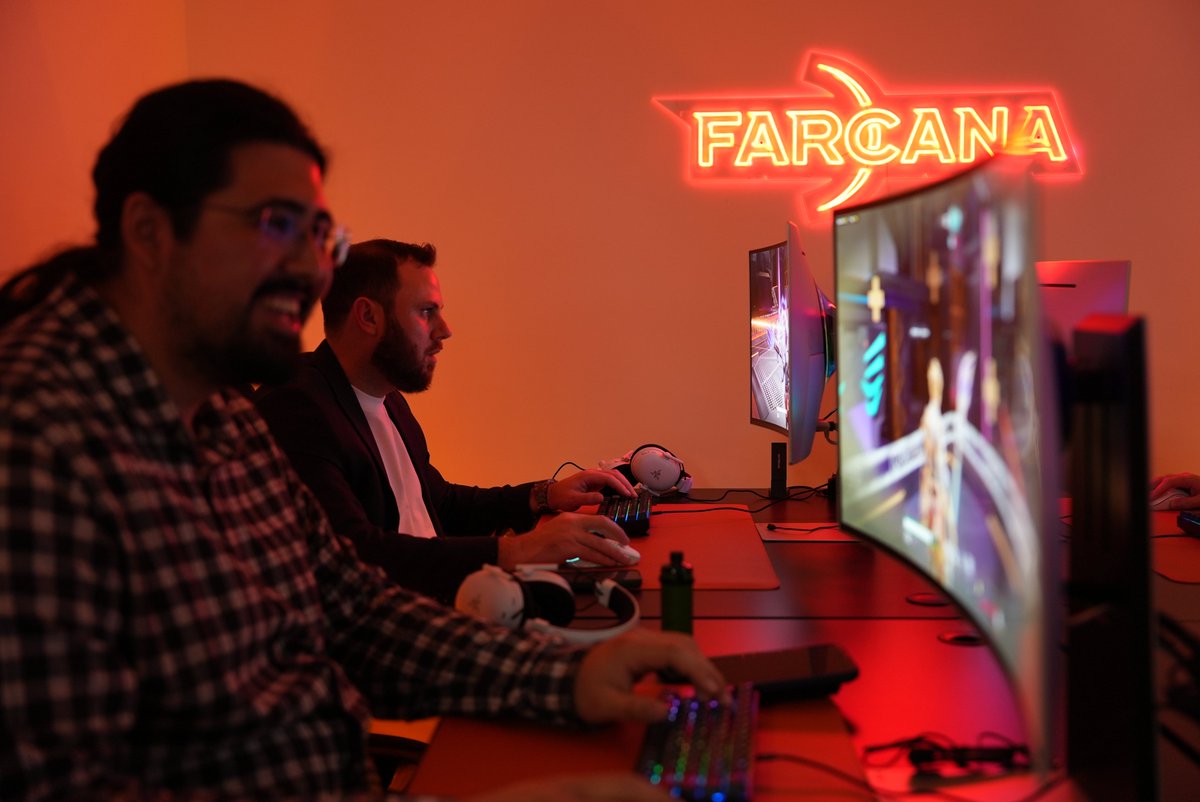 FARLabsAI's tweet image. Office packed out for 4 hours at FAR Labs HQ in Abu Dhabi.

As a Solana Breakpoint side event, we hosted the FAR Labs HQ Experience for AI, Gaming and Builders.

Investors, builders, and AI enthusiasts joined us to meet the teams behind FAR Labs and Farcana, explore our HQ, and…