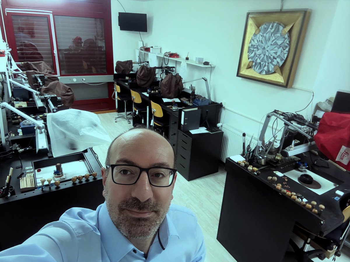 gvchiani's tweet photo. Bienvenue dans mon monde

Un monde où nous faisons que de belle pièce et nous transmettons un savoir-faire.

#sertissage #joaillerie #artisanat #Passion https://t.co/fYDUSmInN9