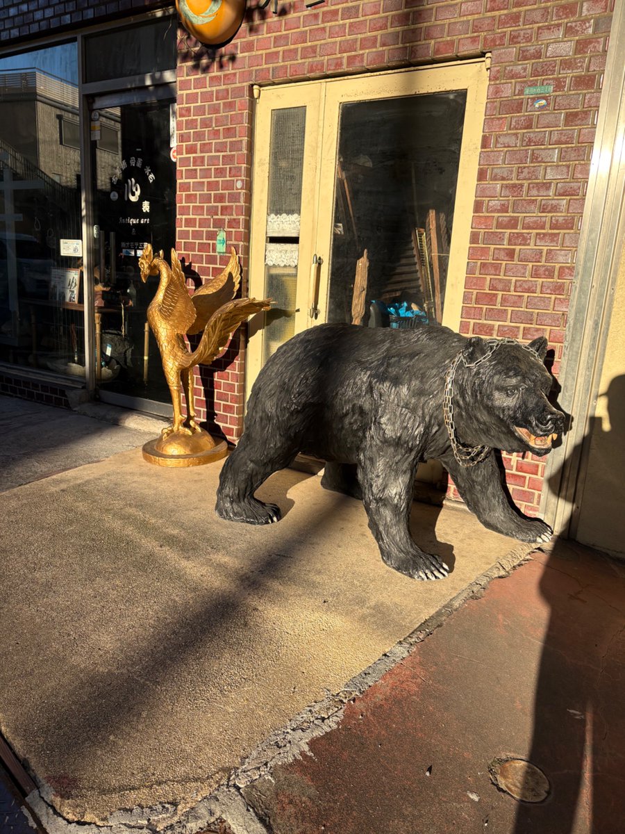 熊ちゃん☆出品 雑司ヶ谷のオモテ工芸さんの店先 ずっと熊だけでしたが最近火の鳥？が