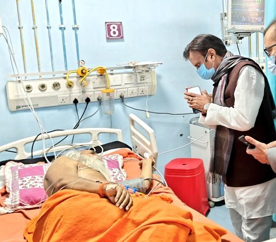 Shubhamshuklamp's tweet photo. पूर्व सांसद और प्रख्यात संत डॉ. रामविलास वेदांती जी महाराज ने रीवा में ली अंतिम सांस। राम मंदिर निर्माण के लिए अग्रणी रहे संत साकेत धाम गमन।

रीवा के एक छोटे से गाँव की जन्मभूमि से उठकर वेदांती जी महाराज राम जन्मभूमि आंदोलन के प्रमुख संत के रूप में अयोध्या में श्रीराम मंदिर निर्माण के लिए दशकों संघर्ष का मार्ग चुना।

राम मंदिर निर्माण के लिए महाराज जी ने ना सिर्फ आंदोलन किए बल्कि न्यायालय में सत्य और आस्था के पक्ष में निर्भीक होकर अपनी गवाही भी दी। 

ॐ शांति🙏