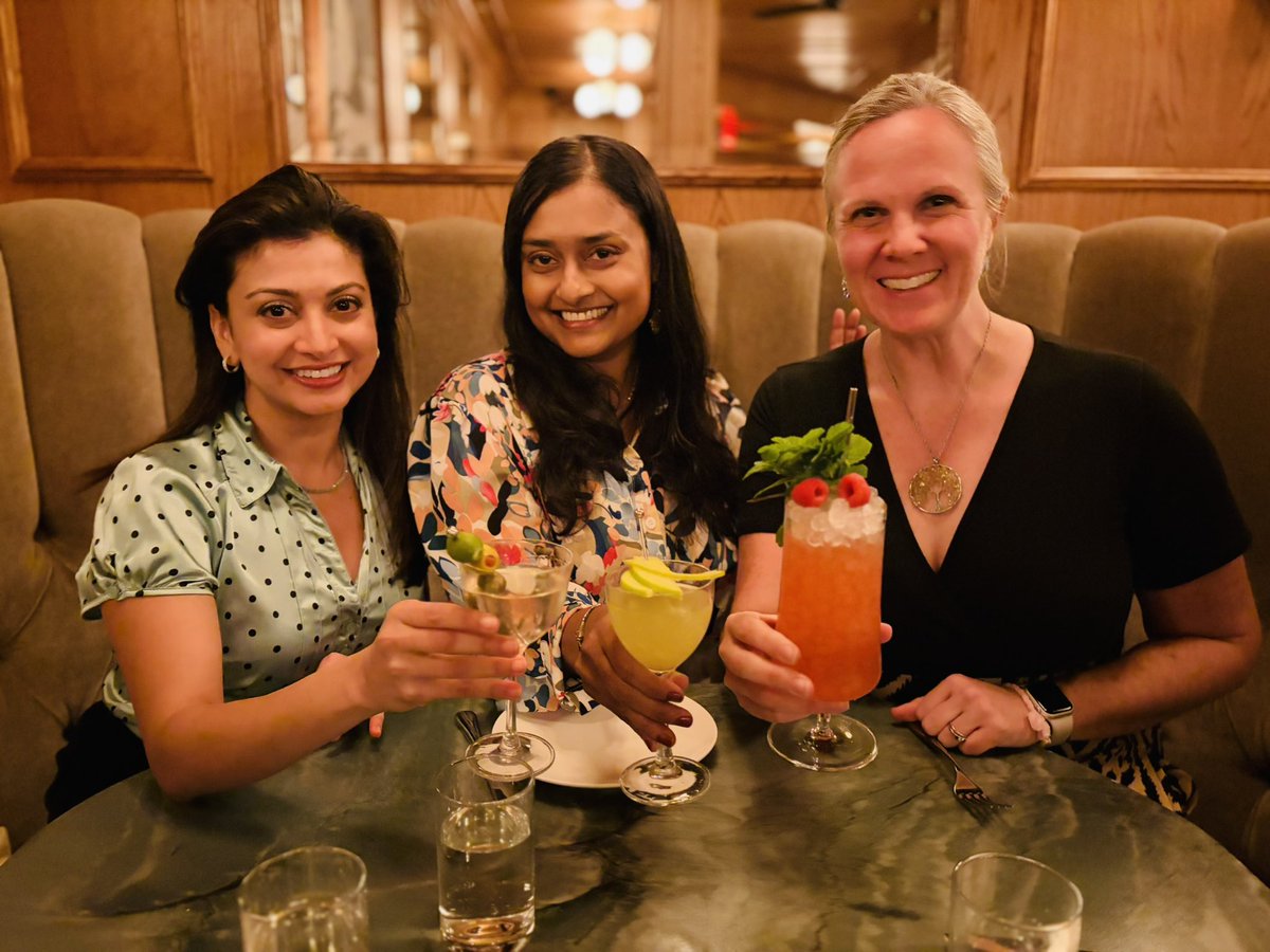 Grateful to celebrate the holidays with close girlfriends! <a href="/SwatiKapila/">Swati Kapila</a> 🎊🎄🎉