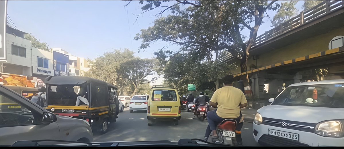 JagsTan's tweet photo. @PuneCityTraffic One more 4W MH12XX9325 was trying to go from the wrong side, at the Wadgaon Bridge underpass, blocking the path of others; at 10:20 AM IST on 15th December 2025. https://t.co/2iorM2Ru4s