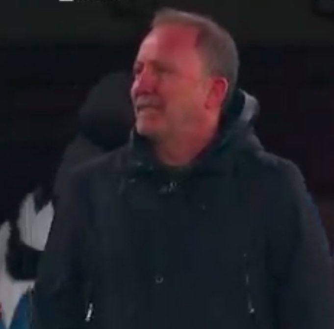 kafedeki ısıtıcılı masaların altında otururken bizim görünüş