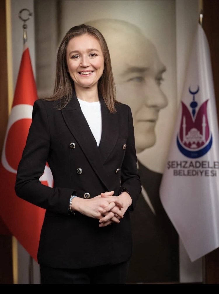 Ailesine ve sevenlerine baş sağlığı diliyorum. Mekanı cennet olsun.