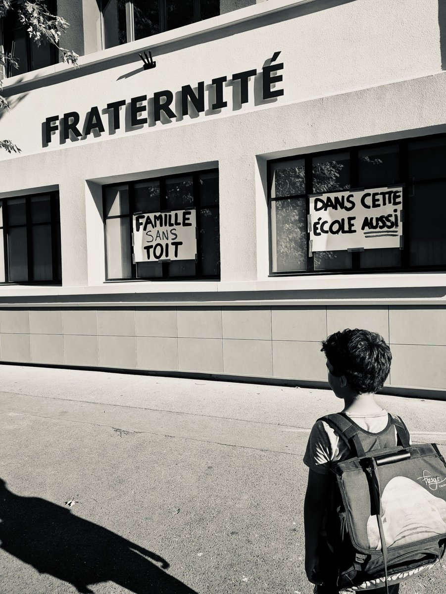 #Lyon 17 écoles occupées pour héberger  1/3 des enfants sans toit de la ville

🆘 29 enfants, sont hébergés dans 12 écoles depuis plus d’un an !

⚠️ La <a href="/prefetrhone/">Préfète de région Auvergne-Rhône-Alpes et du Rhône</a> doit cesser de se décharger de ses responsabilités légales sur les citoyens et assumer sa mission de mise à l’abri