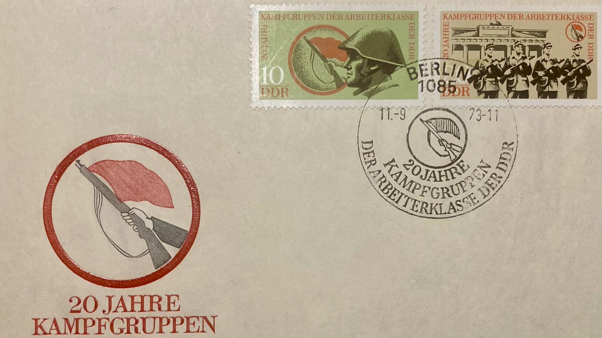 #OTD 1989 #GeteiltesBerlin

In Ost-#Berlin beschließt die #DDR-Regierung die Auflösung der „Kampfgruppen der Arbeiterklasse“.
In Folge des Volksaufstandes von 1953 gegründet, diente die paramilitärische Organisation fortan der bewaffneten Absicherung der #SED-Diktatur.