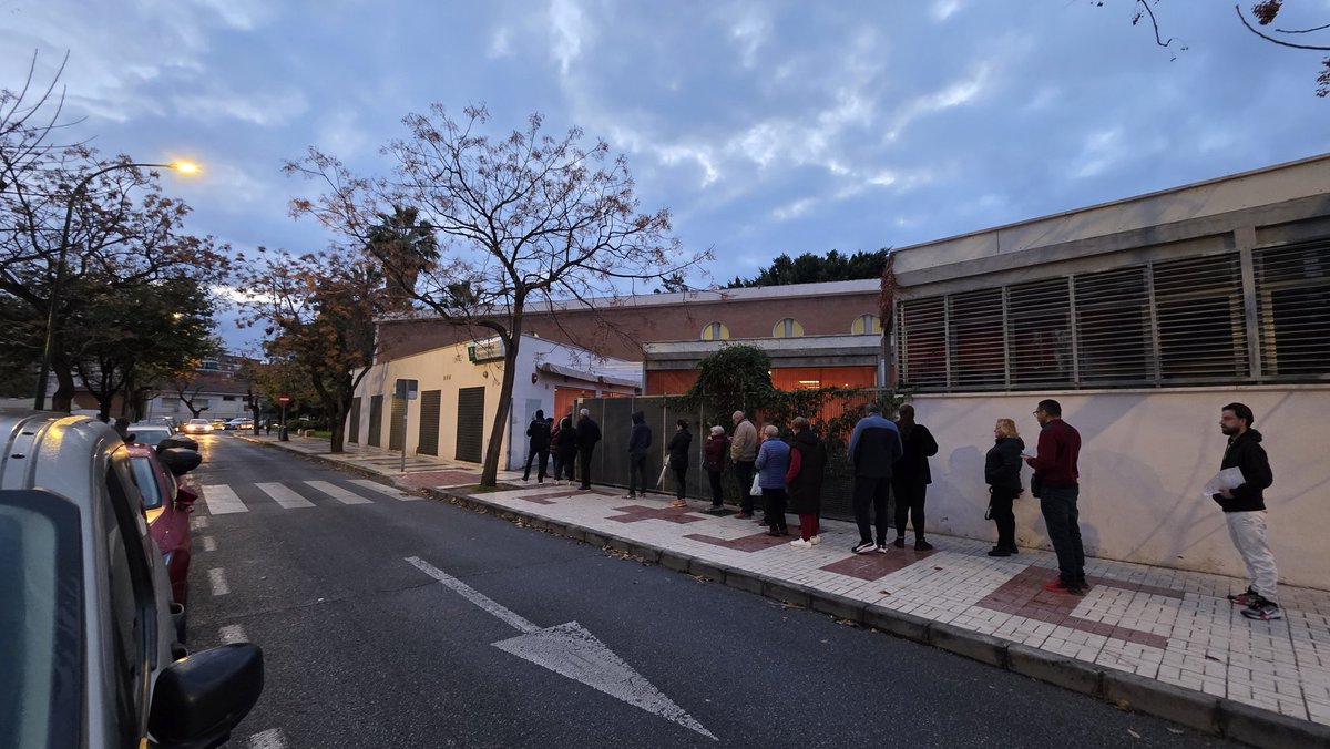 Una mañana más en <a href="/malaga/">Ciudad de Málaga</a> la #sanidad colapsada por <a href="/AndaluciaJunta/">Junta de Andalucía</a> <a href="/JuanMa_Moreno/">Juanma Moreno</a> <a href="/ppopular/">Partido Popular</a> y <a href="/eliasbendodo/">Elías Bendodo</a> hace que miles de malagueños y malagueñas hagan cola a las 7 de la mañana en todos los barrios por no haber citas disponibles para su médico en semanas...