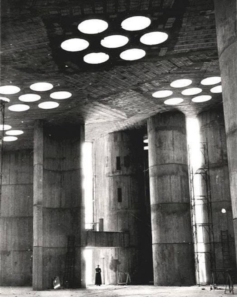⭕ Inmensidad

Iglesia del Cristo Rey | 1️⃣9️⃣7️⃣3️⃣ | Sulmona, Italia | Carlo Mercuri

#BrutalMonday #brutalismo #arquitectura #architecture #archilovers #diseño #design