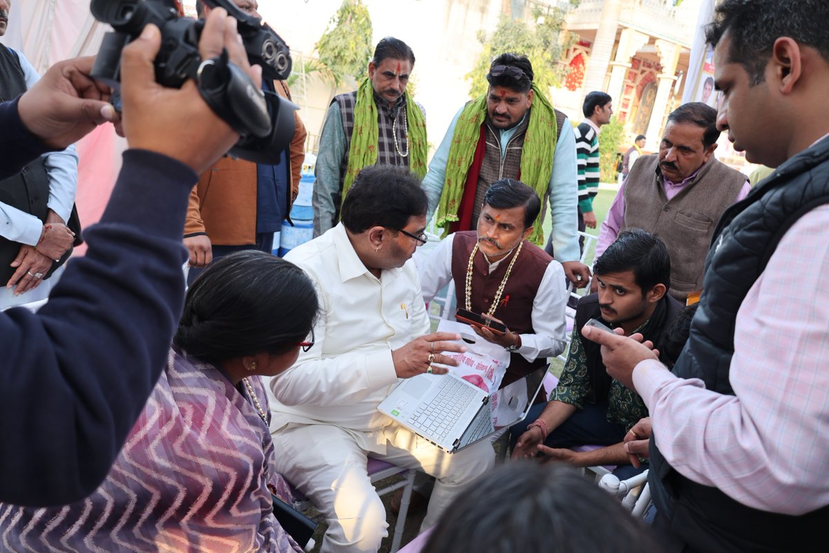 gdvashist_real's tweet photo. पंचम निःशुल्क अंतरराष्ट्रीय ज्योतिष महासम्मेलन एवं धर्म संसद में
🙏 गुरुदेव जी. डी. वशिष्ठ जी ने सेवा भाव से जरूरतमंदों की कुंडलियाँ देखकर मार्गदर्शन दिया 🔮✨

#jyotishmahasammelan #gurudevgdvashisht #astrologyevents #lalKitab #gdvashist #astrology #astroscience https://t.co/xyJnDsZhrH