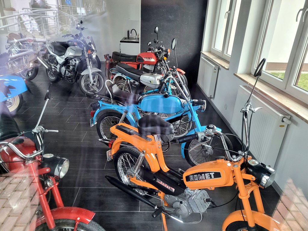 nieprzypadek_pl's tweet photo. Na wiosce miałem sklep z alko świata ale padł (aż mi głupio) ale szykują luksusowy salon motorowerowy #Romet 👀
Ciekawe czy sprzedaż za gotówkę czy na talony będzie? https://t.co/lANKTppUux