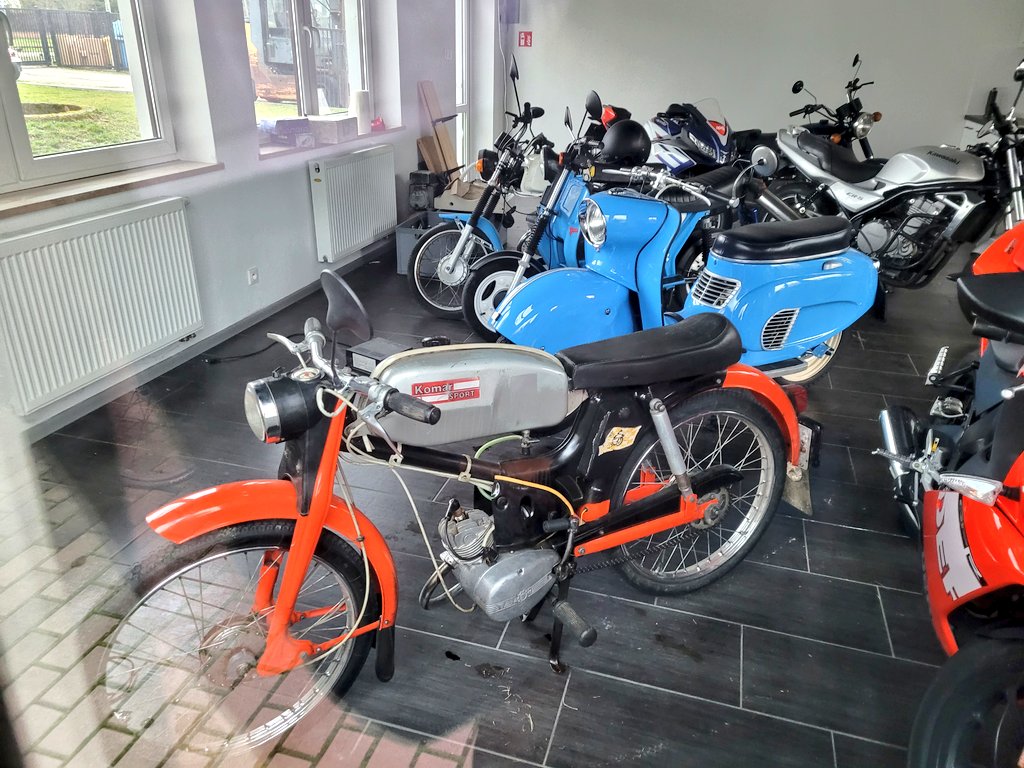 nieprzypadek_pl's tweet photo. Na wiosce miałem sklep z alko świata ale padł (aż mi głupio) ale szykują luksusowy salon motorowerowy #Romet 👀
Ciekawe czy sprzedaż za gotówkę czy na talony będzie? https://t.co/lANKTppUux