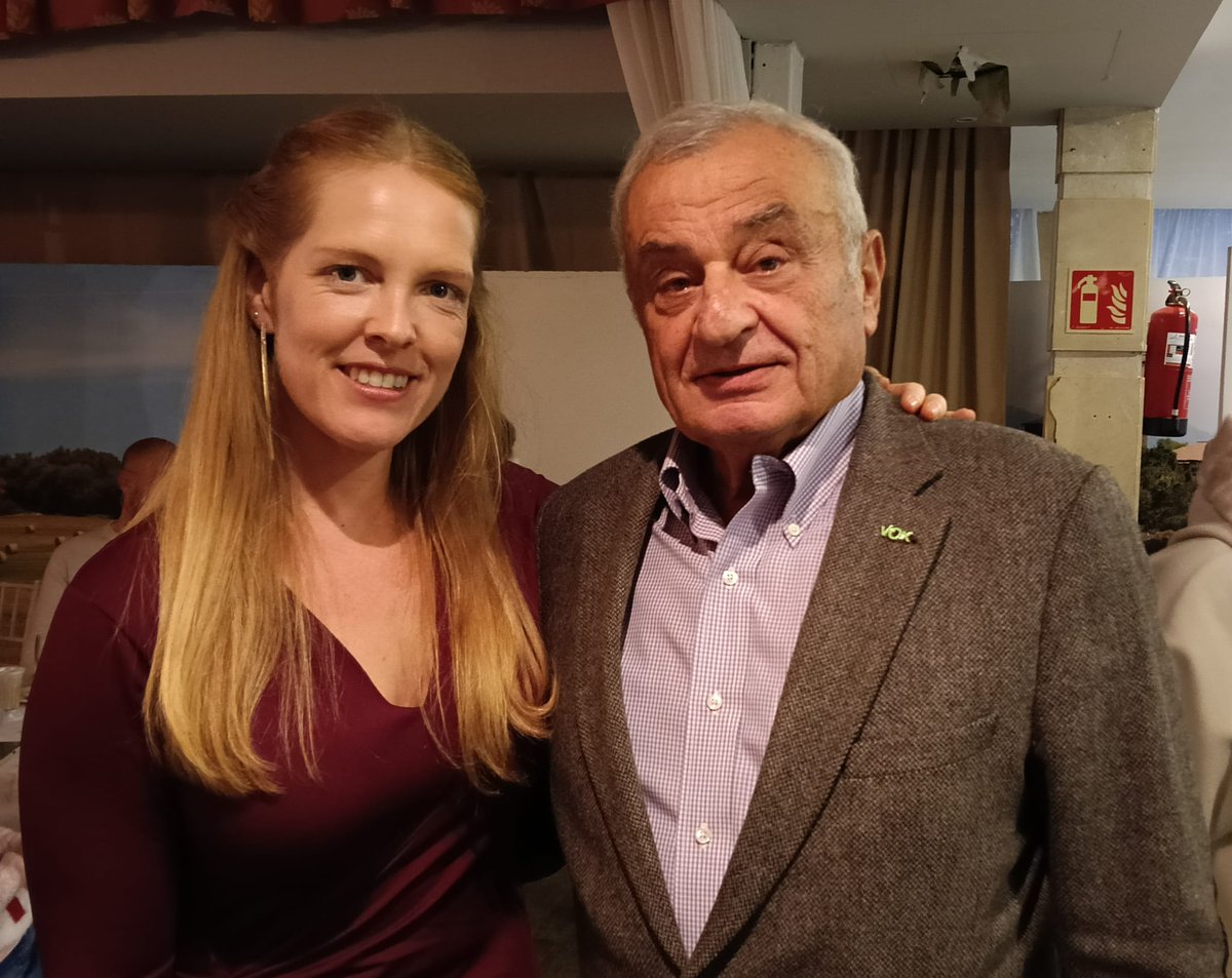 🟢 ¡¡ VOX PALMA EN LA COMIDA DE NAVIDAD DE VOX BALEARES !!

👉🏻El equipo de VOX Palma con su coordinador y líder del grupo municipal VOX Palma, Fulgencio Coll, a la cabeza, y en compañía de su vicecoordinadora y concejal, Jero Mayans, y el resto de concejales del GM, estuvo