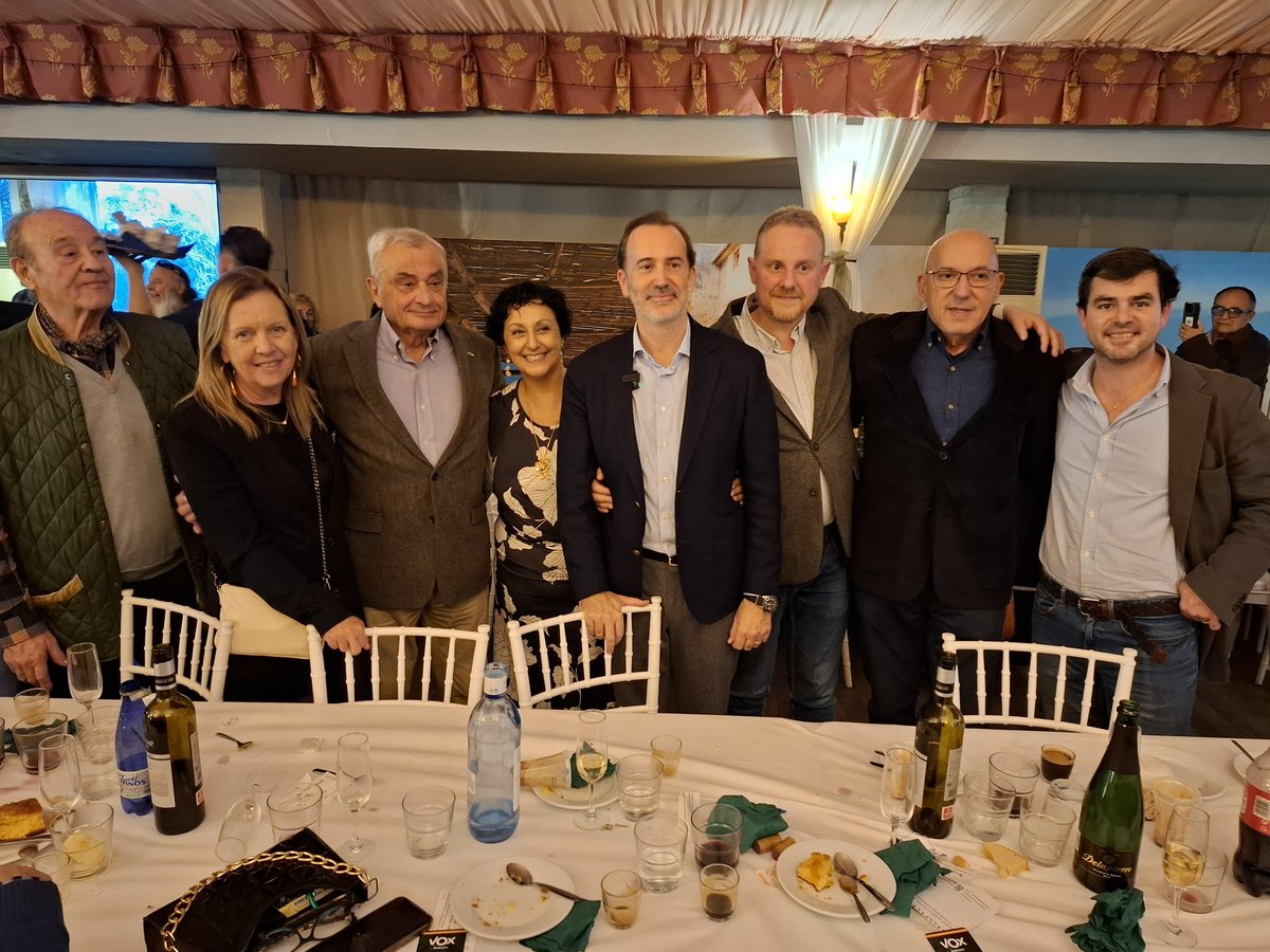 Vox_Palma's tweet photo. 🟢 ¡¡ VOX PALMA EN LA COMIDA DE NAVIDAD DE VOX BALEARES !!

👉🏻El equipo de VOX Palma con su coordinador y líder del grupo municipal VOX Palma, Fulgencio Coll, a la cabeza, y en compañía de su vicecoordinadora y concejal, Jero Mayans, y el resto de concejales del GM, estuvo presente en la comida de Navidad de VOX Baleares, junto a sus coordinadores de distrito, además de colaboradores de carpas y mesas informativas. Y junto a todos ellos, muchísimos afiliados de Palma además de simpatizantes, familiares y amigos. Una cifra que ascendió a casi 200 personas de VOX Palma, sumando a los citados, y que no quisieron perderse este encuentro del partido.

👉🏻Así pues, más de 600 personas de todos los municipios de la isla, con el CEP de VOX Baleares presidiendo la comida, celebraron la Navidad este domingo 14 de diciembre en Algaida, y reflejaron que VOX está cada vez más fuerte en las Islas.

#VOX #VOXÚtil #voxpalmacumple