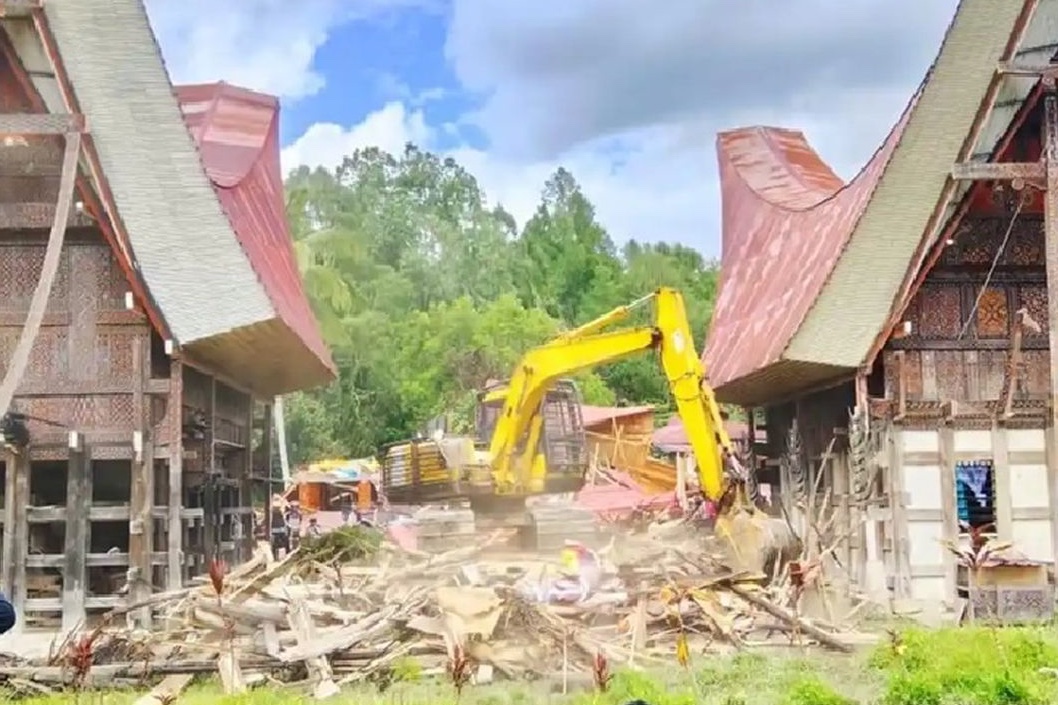 zmsyafiq's tweet photo. Selalu mengingat; selang 10 hari terjadinya konflik rumah kita bersama, Tongkonan Toraja (X) Kepongahan Negara. https://t.co/nCv9ZZku4K