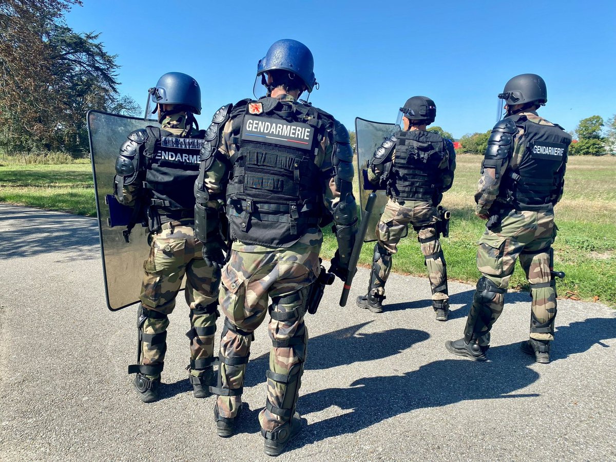 Un séisme ! ⤵️

Le JDD vient de confirmer qu’en Ariège « 7 gendarmes mobiles ont refusé l’affrontement contre les paysans » !

« Ils risquent de lourdes sanctions ! » ajoute le journal.
(cf : lejdd.fr/Societe/on-est…)

➡️ 7 héros qui ont protégé la France et son intérêt supérieur