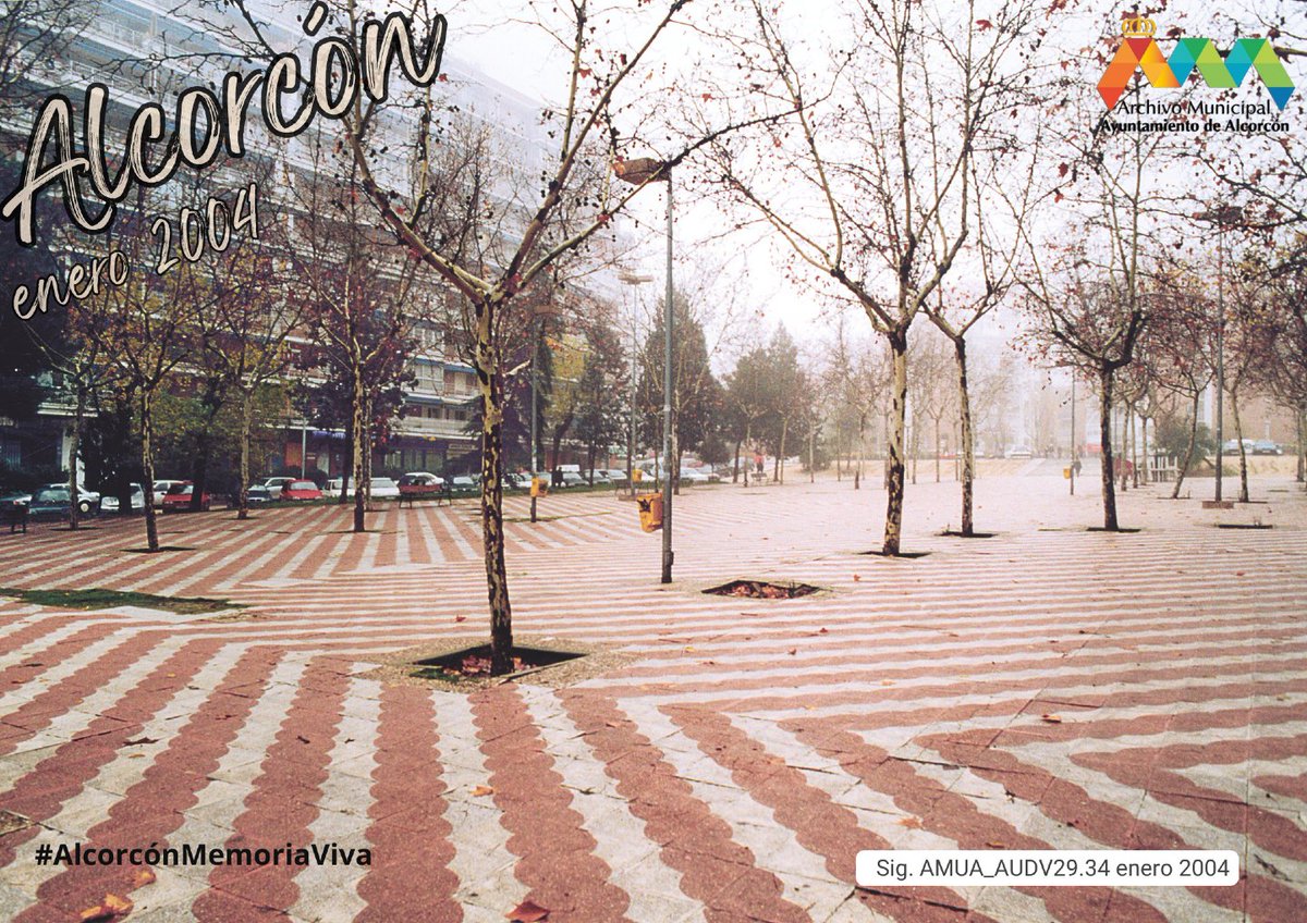 Esta fotografía nos muestra una fría mañana de invierno en 2004 con los árboles desnudos y la niebla cubriendo la Plaza de los Príncipes de España, en el Parque de Lisboa, antes de su reforma. Da frío sólo de verla. 🥶#AlcorcónMemoriaViva