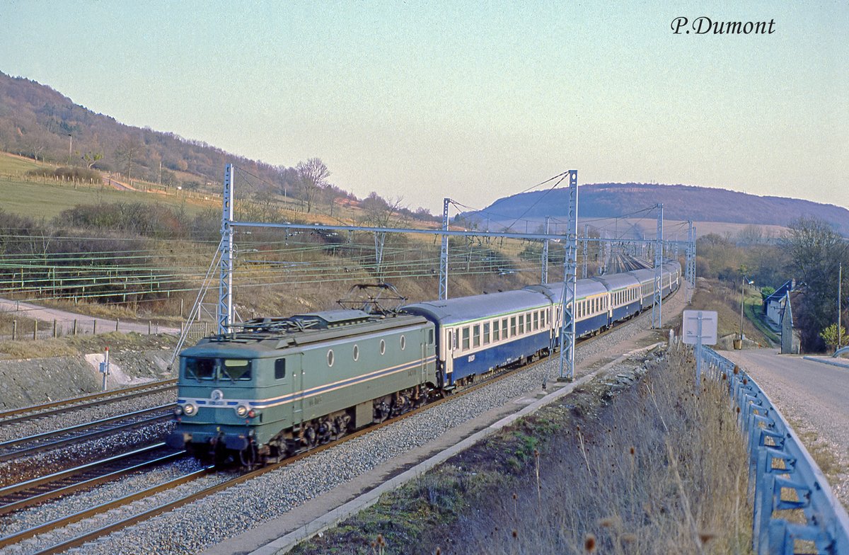 Une des dernières =>#CC7100 remonte vers Paris une rame de voitures UIC en 02-92 en traversant la Bourgogne. Ici à hauteur de #Salmaise (21) après Blaisy-Bas.
📷Pascal Dumont, source : le FB "Trains d'autrefois"