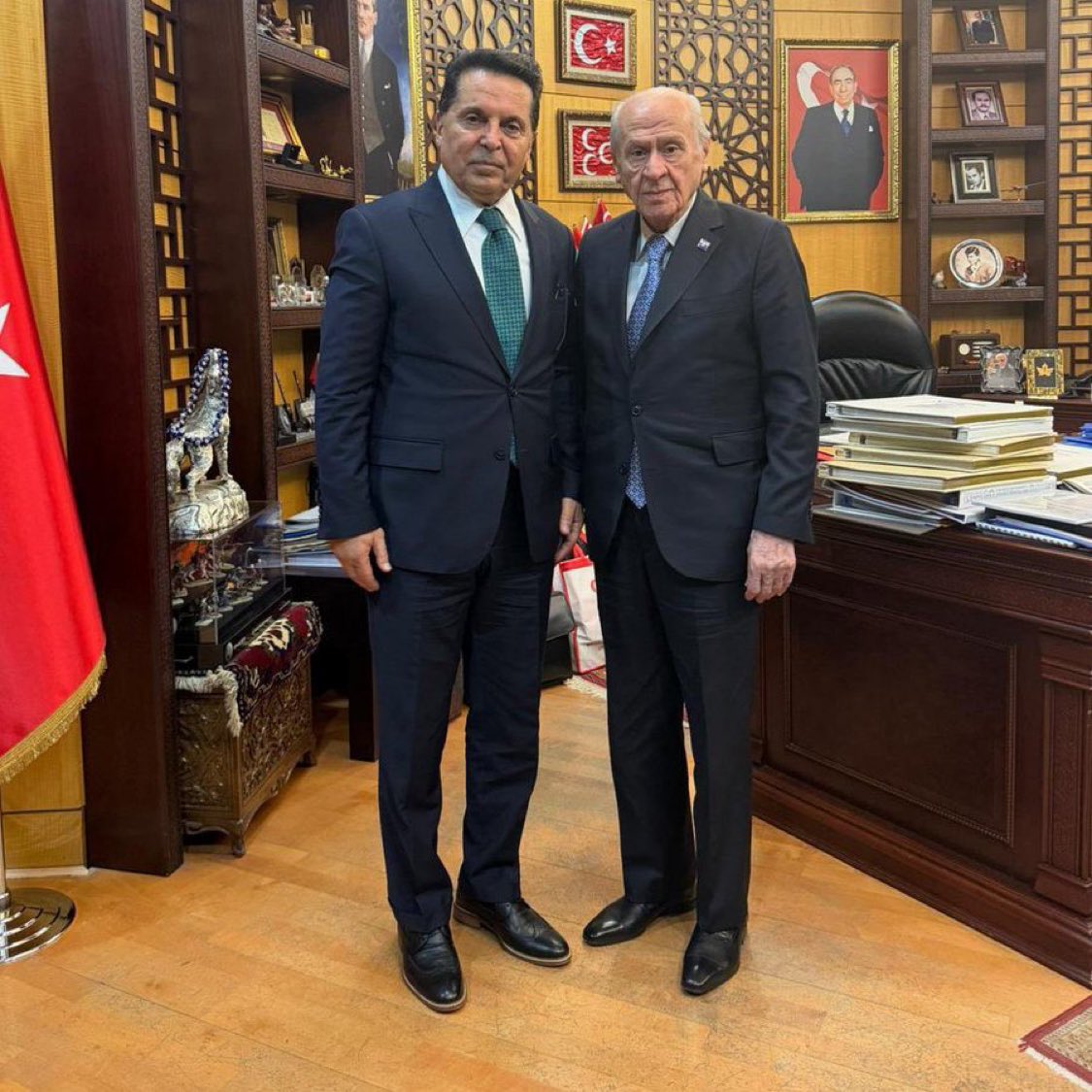 taghaberler's tweet photo. Devlet Bahçeli’yi ziyaret eden Ahmet Özer, görüşmeye ilişkin detayları aktardı:

• Bahçeli, Selahattin Demirtaş’ın bir an önce özgürlüğüne kavuşmasından yana olduğunu söyledi.

• Özgür Özel’e karşı bir tavrının olmadığını anladım.

• ⁠ Ekrem İmamoğlu ailesini tanıdığını, bildiğini söyledi. Hatta İmamoğlu ailesinden kendi camialarında insanlar olduğunu ifade etti.

• Ekrem İmamoğlu’nun bir yakınının da geçmişte kendi asistanı olduğunu öğrendim.

• İmamoğlu yargılamasının gizli tanıklar ve itirafçılar üzerine kurulmasını doğru bulmadığını belirtti. 
(Cansu Çamlıbel - T24)