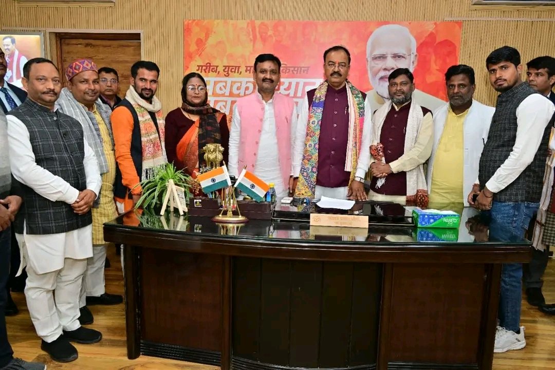 आज उत्तर प्रदेश के यशस्वी उप मुख्यमंत्री, मा० #Keshav_Prasad_Maurya जी से मुलाकात हुआ।
उनका स्नेहिल मार्गदर्शन, सरल स्वभाव एवं जनसेवा के प्रति समर्पण प्रेरणादायक है।
प्रदेश के विकास और जनकल्याण को लेकर उनके विचार अत्यंत उत्साहवर्धक हैं।
<a href="/kpmaurya1/">Keshav Prasad Maurya</a>