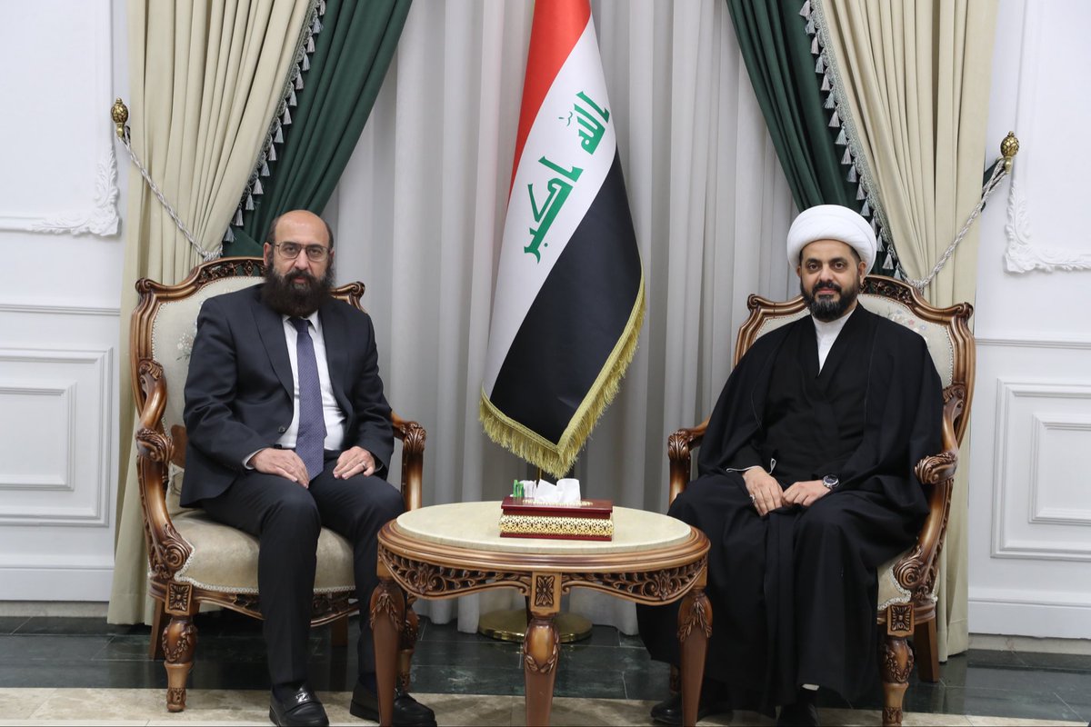 khazalimedia's tweet photo. الشيخ الأمين يؤكد دعمه لاستقرار سنجار وعودة الأيزيديين

استقبل سماحة الشيخ الأمين قيس الخزعلي أمير الأيزيديين حازم تحسين بيك، مؤكداً دعم قضايا الأيزيديين وتضمين البرنامج الحكومي ما يضمن استقرار سنجار، وعودة النازحين، واستكمال تمليك منازلهم بعد عقود من الحرمان.

وشدد الشيخ الأمين على أن الأيزيديين مكوّن أصيل من العراق، مؤكداً ضرورة تثبيت الوحدات الإدارية في سنجار، بما فيها منصب قائمقام القضاء ومدير ناحية سنوني، إلى جانب ضمان التعويضات، ومنح العائدين، وتنفيذ قانون الناجيات الأيزيديات، وتسريع إعمار سنجار وتعزيز الأمن فيها.

من جانبه، ثمّن أمير الأيزيديين مواقف الشيخ الأمين الداعمة للمجتمع الأيزيدي، مشيداً بدوره في قرار تمليك المنازل، ومؤكداً أن هذا الدعم يسهم في ترسيخ الاستقرار وضمان الحقوق الكاملة للأيزيديين